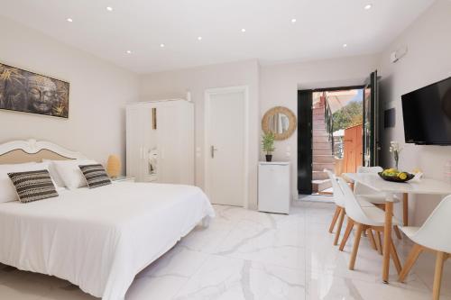 Postel nebo postele na pokoji v ubytování Corfu Town Luxury Studios -D