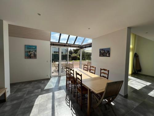 une salle à manger avec une table et des chaises dans l'établissement Ker Askol, à Trébeurden