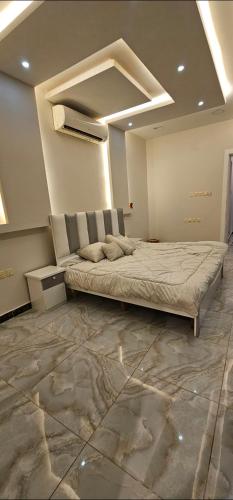 1 dormitorio con 1 cama grande en una habitación en شاليه رفد, en Ruwak