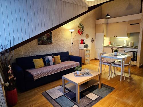 een woonkamer met een bank en een tafel bij Sady2024 in Genève