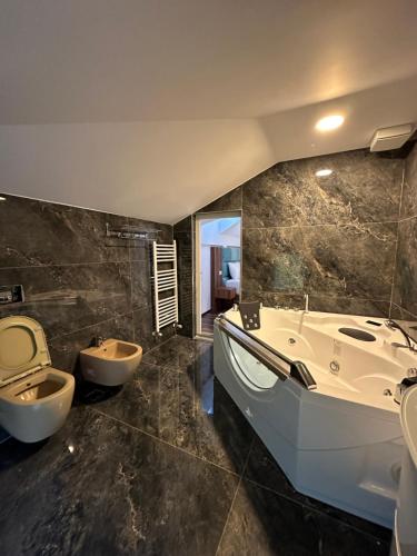 La salle de bains est pourvue de 2 lavabos, d'une baignoire et de toilettes. dans l'établissement Two Brothers Valbone, à Valbonë