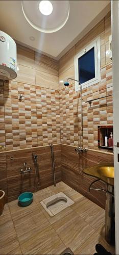 y baño con ducha y aseo. en شاليه رفد, en Ruwak