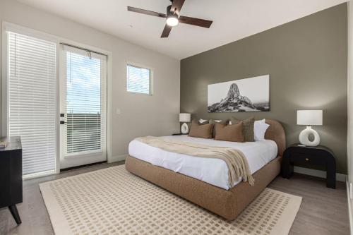 een slaapkamer met een bed en een plafondventilator bij Macallister 1006-N Scottsdale-BBQ-Htd Pool-Views in Scottsdale