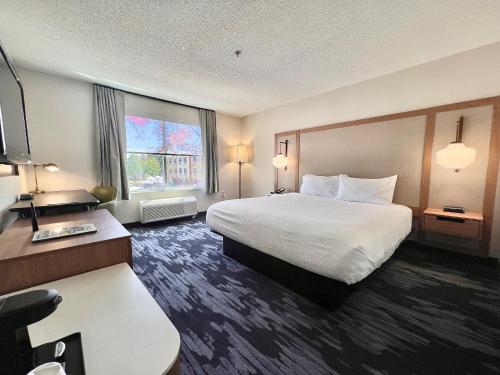 um quarto de hotel com uma cama grande e uma janela em Fairfield Inn & Suites Detroit Farmington Hills em Farmington Hills