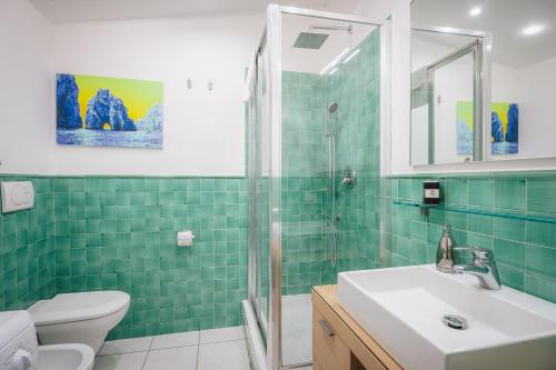 ソレントにあるMaison Sersaleの緑のタイル張りのバスルーム(シンク、シャワー付)