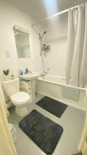 e bagno con servizi igienici, lavandino e vasca. di Nice room on the friendly flat a Londra