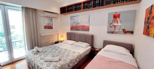 アテネにあるLovely apartment in Athens centerのベッドルーム1室(ベッド2台、窓付)