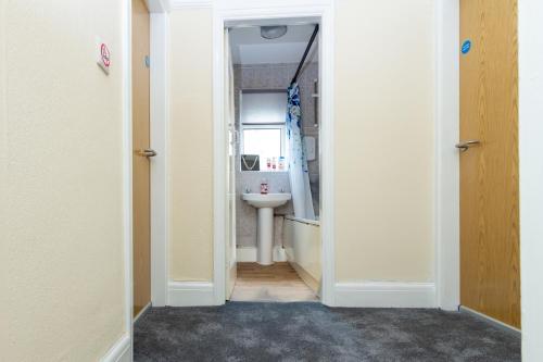 Ванна кімната в Spacious 2BR Home with Free Parking
