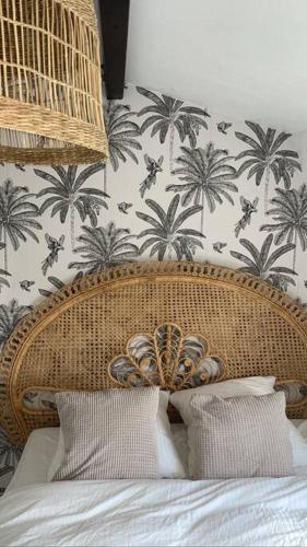 - une chambre avec un lit doté d'une tête de lit en osier dans l'établissement Chez Saber et Leila à Mondelange, à Mondelange