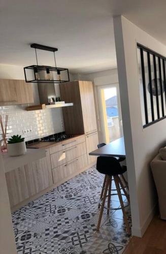 une cuisine avec une table et un comptoir dans l'établissement Chez Saber et Leila à Mondelange, à Mondelange