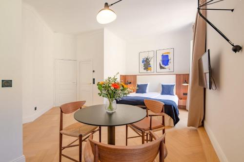 une chambre avec un lit, une table et des chaises dans l'établissement La Guitare 24 - Nice studio in center of Cannes, just behind Grand Hotel, à Cannes