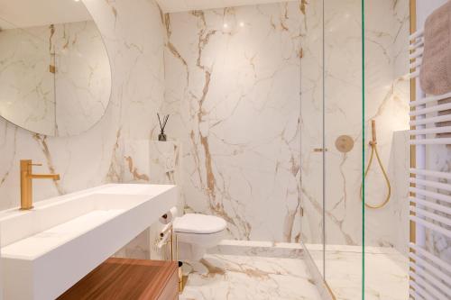 une salle de bain avec un lavabo, des toilettes et une douche dans l'établissement La Guitare 24 - Nice studio in center of Cannes, just behind Grand Hotel, à Cannes