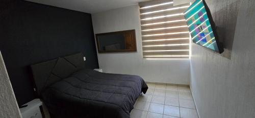 Een bed of bedden in een kamer bij Casa Cómoda y amplia con Terraza y Jardin