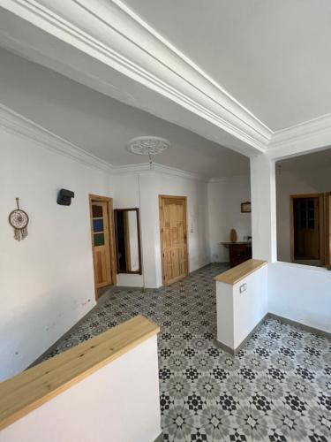 um quarto vazio com paredes brancas e um tecto branco em Trigo em Safi