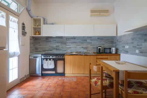 cocina con fogones y mesa. en Appartamento Terrazza, en Portoferraio
