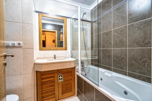 A bathroom at AT15 Cosmopolitan 3 bedroom, 2 bathroom apartment in Portimao