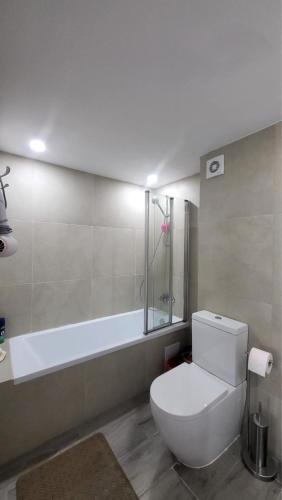 Bilik mandi di Serenity Sea View Apartment
