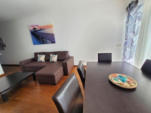 - un salon avec une table et un canapé dans l'établissement "Villa Panoramic View over the Sea"-R, à Albufeira