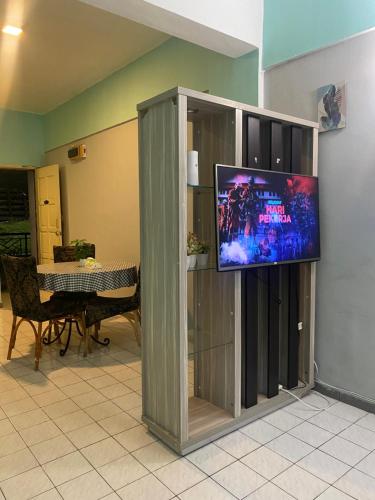 um grande centro de entretenimento com uma televisão numa sala de estar em PD Seaview Paradise Lagoon Apartment em Porto Dickson
