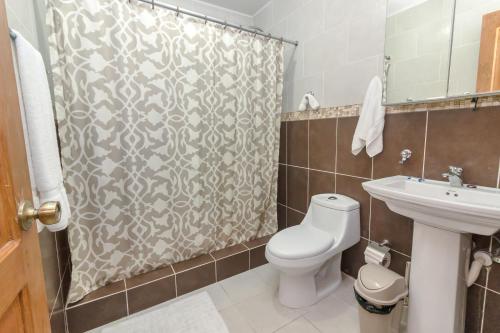 uma casa de banho com um WC e uma cortina de chuveiro em Awesome Villa in THE CENTER of Sosua - Near Everything em Sosúa