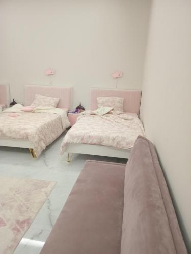 Postel nebo postele na pokoji v ubytování شالية بوراشد المزورعي