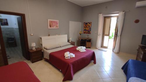 1 dormitorio con 1 cama con toallas en Enjoy Etna, en Zafferana Etnea