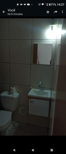 La salle de bains est pourvue de toilettes, d'un lavabo et d'un miroir. dans l'établissement Cantinho do sossego, à Salvador