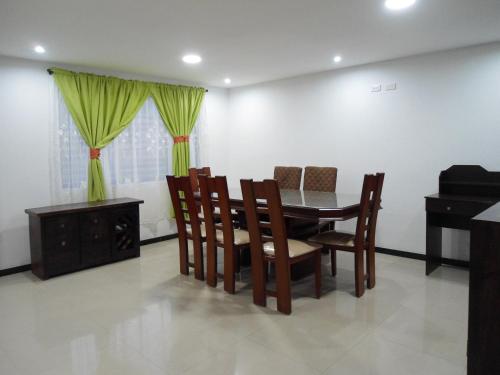 a dining room with a table and chairs at CASA EN CONDOMINIO J2 3 DORMITORIOS in Cuenca