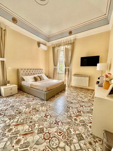 um quarto grande com uma cama e um tapete grande em Casa MiRè em Catânia