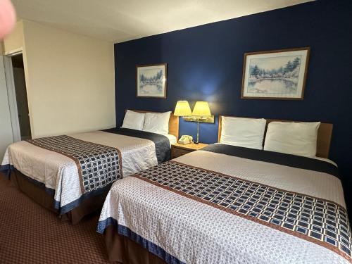 Postel nebo postele na pokoji v ubytování Osseo Inn