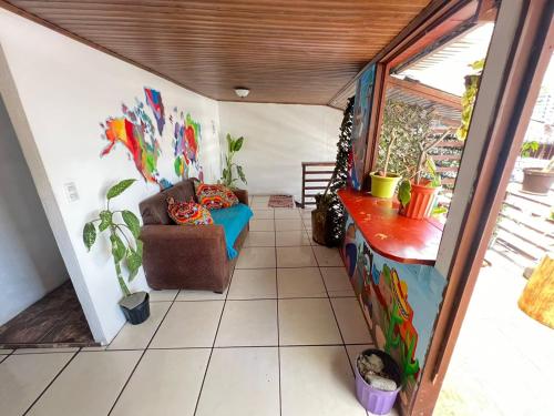 un soggiorno con divano e alcune piante di Cheap Hostel Quepos a Quepos