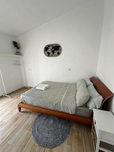 a bed in a bedroom with a rug on the floor at Rooms Getafe in Getafe