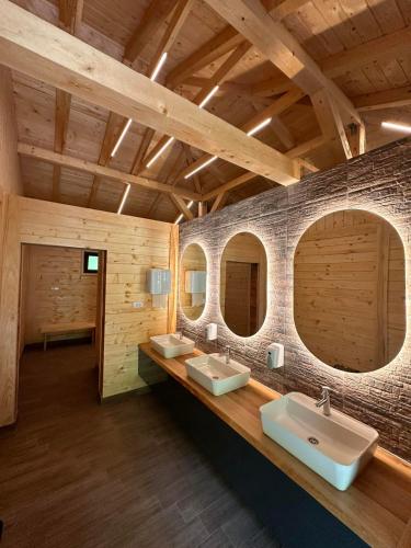 رافتينغ كامب تارا 87 في Hum: حمام به حوضان ومِرآتان