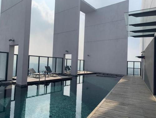 una piscina en un edificio con vistas en Homoto Petaling Jaya, en Petaling Jaya