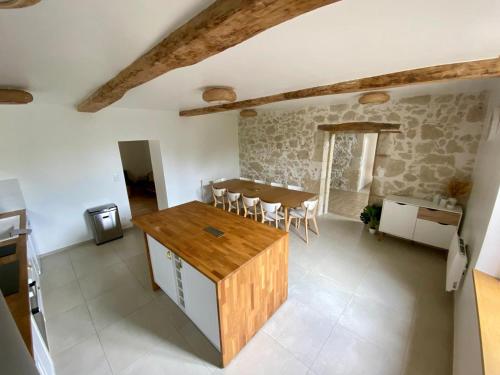a kitchen and dining room with a table and chairs at Les figuiers de Jeanne in Castelculier