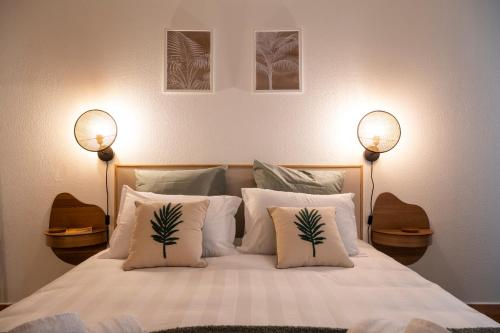 1 dormitorio con 1 cama con 2 lámparas en Le Palmae, appartement cosy, cœur de ville, climatisé, en Hyères