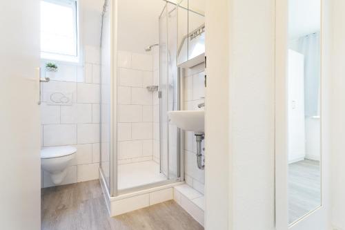 uma casa de banho com um WC e um lavatório em Badeweg 4 Haus Bullerbü, App 10 em Scharbeutz