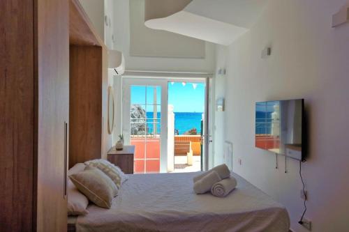 een slaapkamer met een bed en uitzicht op de oceaan bij Beachfront Studio-Hosted by Sweetstay in Gibraltar