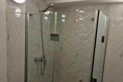 y baño con ducha y puerta de cristal. en Beachfront Studio-Hosted by Sweetstay, en Gibraltar