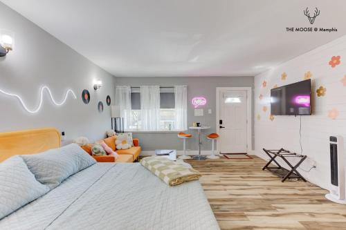a living room with a bed and a couch at The Moose #10 - Stylish Loft with King Bed, Free Parking & Wi-Fi in Memphis