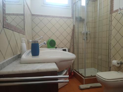 y baño con lavabo, ducha y aseo. en Scalo17, en Palermo