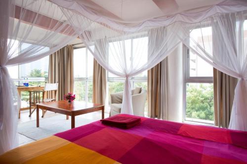Katil atau katil-katil dalam bilik di Q-Bar & Guesthouse