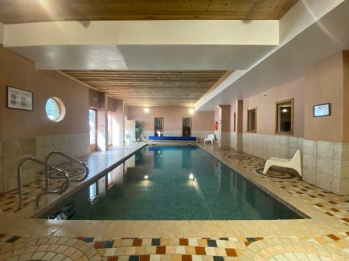 - une piscine dans un bâtiment avec piscine dans l'établissement Ski in & out spacious apartment, Sauna-Gym-Piscine, à Oz