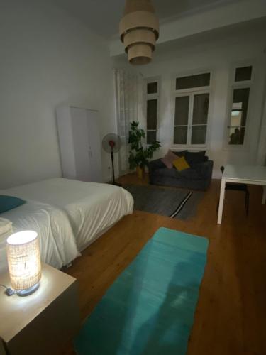 Postel nebo postele na pokoji v ubytování Modern Retro Overlooking CityCenter Room