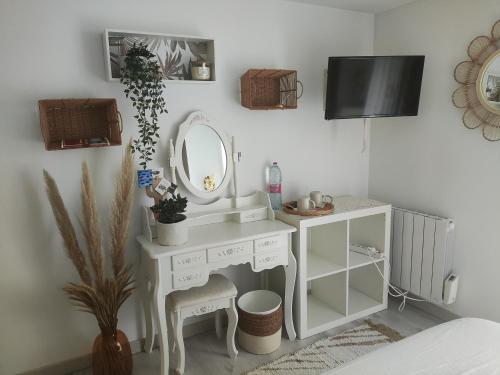 a white dressing table with a mirror and a stool at Chambre d'hôtes kaxu in Bassussarry