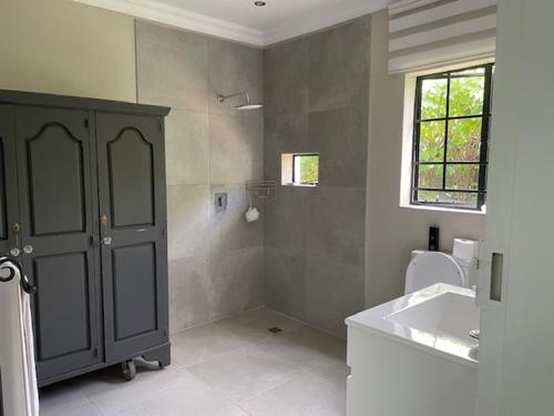 Koupelna v ubytování Cottage in a beautiful South African garden