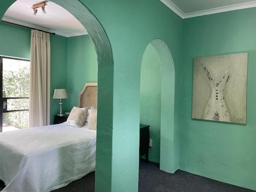 Postel nebo postele na pokoji v ubytování Cottage in a beautiful South African garden