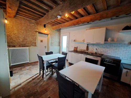 uma cozinha e sala de jantar com mesa e cadeiras em B&B Ca Rossa em Cervia