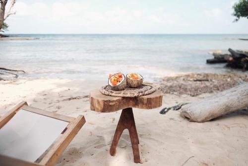 a table on the beach with two bowls of fruit at Agua de Luna in Isla Fuerte