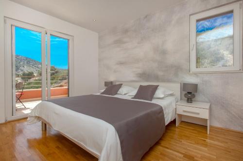 Postel nebo postele na pokoji v ubytování Beachfront Vila Angelina